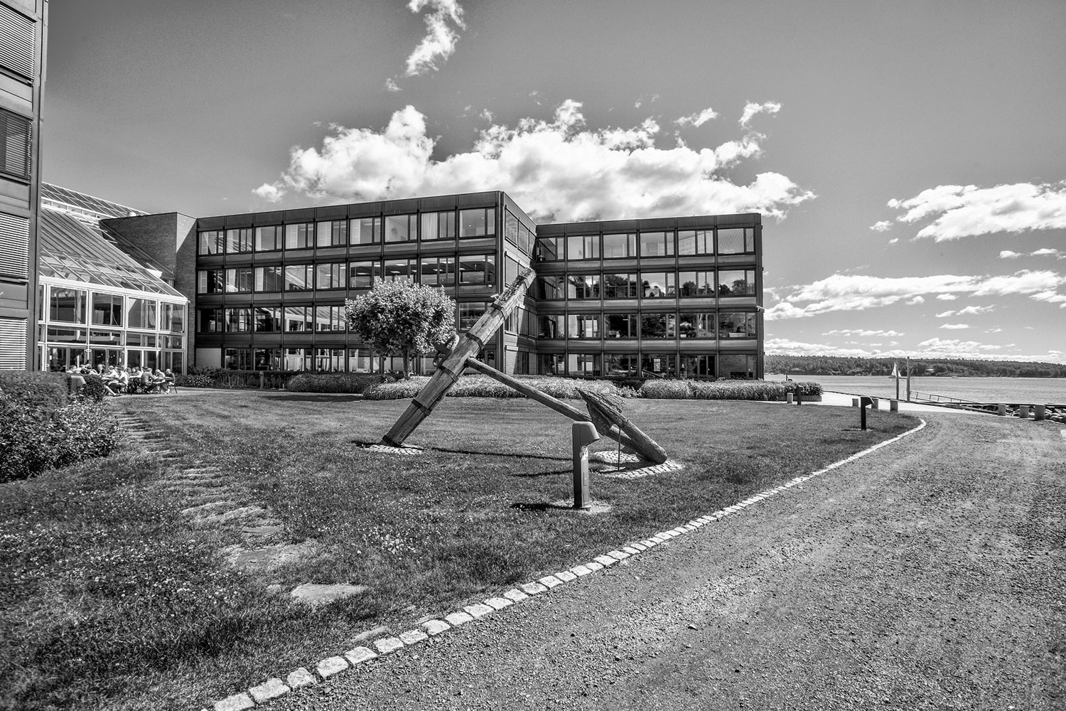 Et svart-hvitt bilde av en storslått bygning med en elegant skulptur plassert foran, som fremhever arkitekturens skjønnhet.