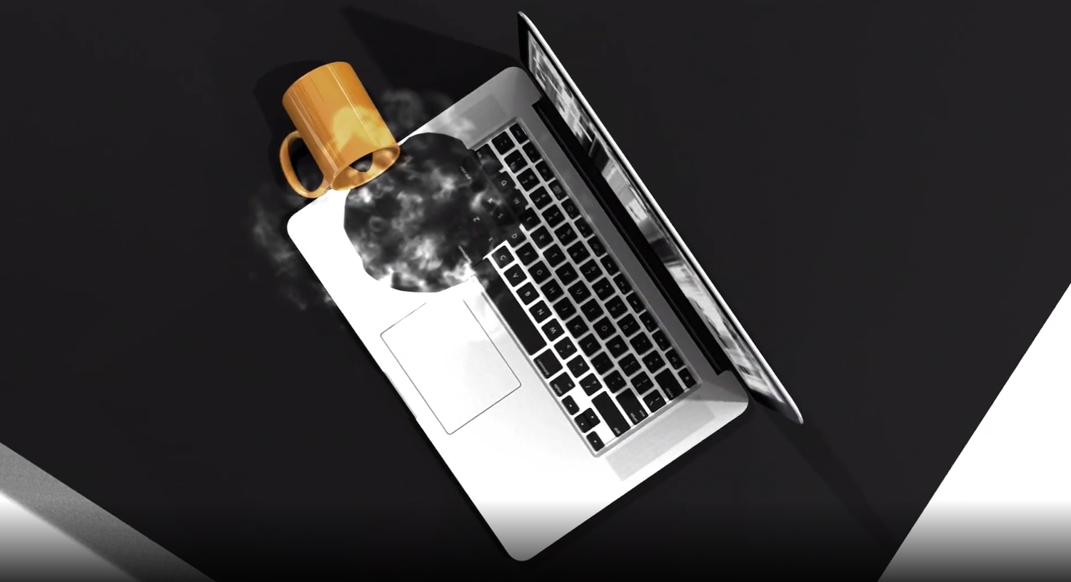 En stilfull laptop prydet med en kaffekopp, hvor sølt kaffe tilfører en kunstnerisk og uformell atmosfære.