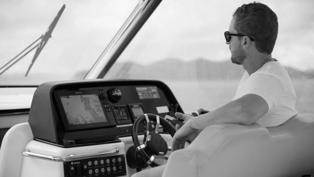 Test at utstyr for navigasjon og kommunikasjon i båten fungerer som det skal
