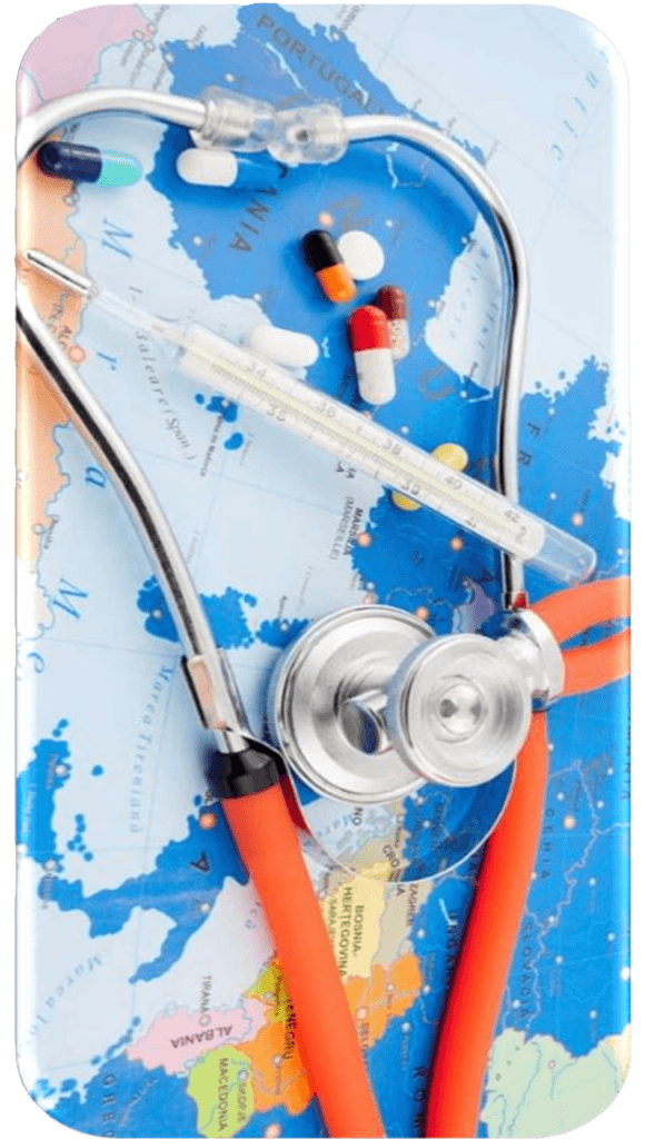 Et stetoskop og en sprøyte plassert på et kart, symboliserer helse og medisinens globale rekkevidde.